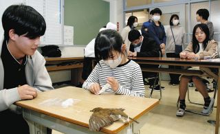 鳥のくちばしや寄宿舎の模型触り理解　松阪高と伊勢工高生が製作、県立盲学校に寄贈