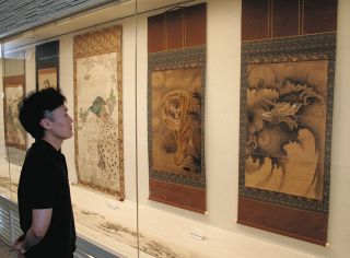 豊科の自然愛した筆遣い　安曇野出身の画家・井口香山の軸装など、遺族所蔵品を展示