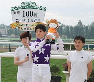 札幌からのうれしい知らせ　加藤祥太騎手の通算１００勝に拍手