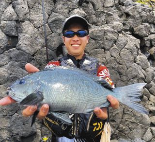 釣友にグレ４１センチ　京都府舞鶴市・冠島磯