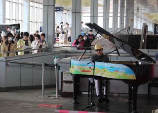 【動画】西尾一かけて「ストリートピアノバトル」　まちなか音楽祭でカラオケ対決も