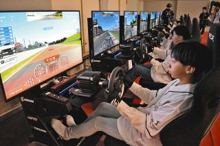 熱戦！eモータースポーツ　津で子どもから大人まで32人が参加し大会