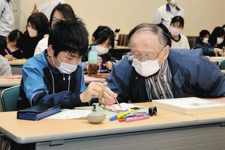 時計組み立て楽しかった！　飯田・シチズンの工場で親子ら体験
