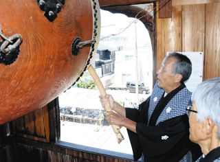 リズムよく「時の太鼓」打ち鳴らす　記念日に合わせ、北方・西順寺で