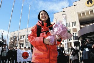 丸山希選手、長野県野沢温泉村に凱旋　スキージャンプで銅メダル2個、「地元の応援が力になった」