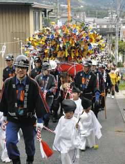 背に福呼ぶ飾り物　中津川で花馬祭り