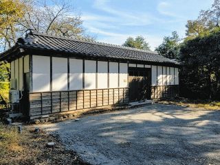 古民家の正門を活用したサウナ施設の外観＝立山町日中上野で