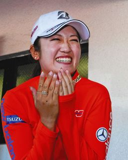 シーズン9勝の稲見萌寧が逃げ切り賞金女王 「最強なゴルファーになれるよう、極めていきたい」
