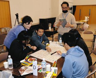 災害時に国籍問わず協力　飯島で4カ国11人の外国人と住民が交流