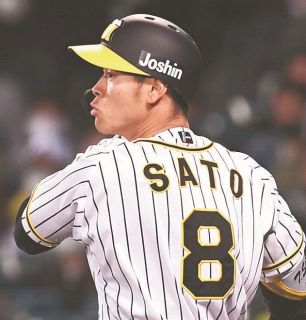 【阪神】4試合ぶりスタメン復帰の佐藤輝が先制のホーム踏む、二塁打とエラーで三塁に進むと坂本の中犠飛で生還
