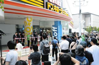 「松本シェーナ」開業　待ってましたと800人が長い列、ドンキなどまず7店舗