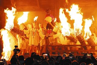 ã€å†™çœŸç‰¹é›†ã€‘é¬¼ãŒæ¥ãŸæ˜¥ã‚ˆæ¥ã„ã€å¤ªå¹³é¡˜ã„ç‚Žã®ä¹±èˆžã€€æ„›çŸ¥ãƒ»å²¡å´Žã®æ»å±±å¯ºã§ã€Œé¬¼ç¥­ã‚Šã€