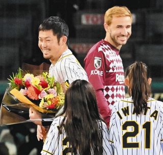 【阪神】「岩田投手お疲れさまでした」共に1型糖尿病と闘うJ1神戸のサンペールが引退セレモニーに参加