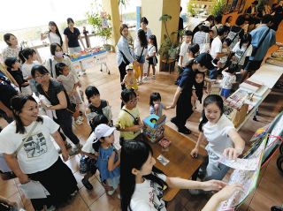 笑顔と歓声 祭り気分　浜松市の特養ホームで「こども縁日」