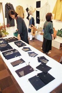 針仕事50年以上、無二の木綿作品を展示　服飾作家・鵜飼さんが安曇野で個展