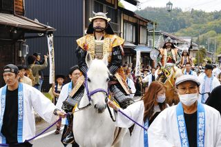 光秀になりきり街を練る　明智でまつり、公募の3人武者行列