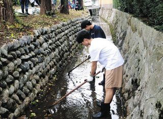 愛宕川と神道川で一斉清掃　松阪市で松阪工業高校生が一役
