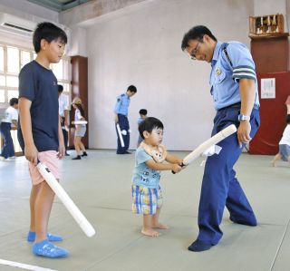 親は警察官、職場での姿は？　各務原署で子ら見学会