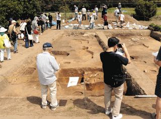 「斎王の宮殿としか考えられない」建物跡の一部、新たに発掘　三重県明和町で現地説明会