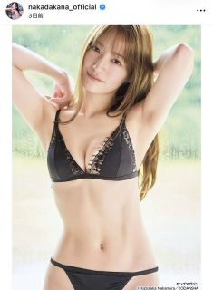 ◇小笠原茉由が大野雄大のユニフォームでVサイン【写真】：中日