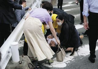 【写真】不審な男に襲われ、路上に倒れた自民党の安倍元首相