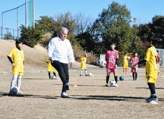 ジーコさんが実演、児童ら感激　土岐と瑞浪でサッカー教室