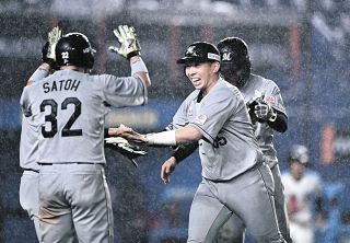 ロッテ・藤岡裕大、右肩痛で登録抹消 吉井監督「バットスイングのとき