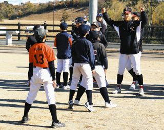 小学生に打撃、捕球の基礎を伝授　松阪で津商高野球部が教室