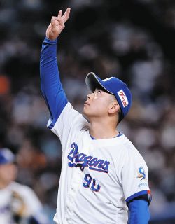 中日・上林誠知、ピンク！！ リストバンド・マスコットバット