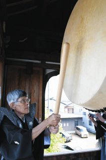 「時の太鼓」に児童ら耳傾ける　北方の西順寺で打ち鳴らし