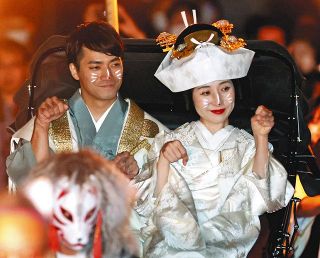 【動画】きつねの夫婦が町を練り歩く　飛騨古川で「きつね火まつり」