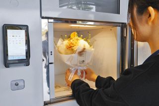 花束の自販機、24時間気軽に買いに来て　津の生花店が新型機設置、AIで購入層分析