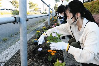 朝日大前の県道なぜ、きれい？　「割れ窓理論」効果てきめん、学生の行動にも変化が…