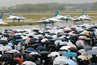 ブルーインパルス、滑走路を走行　航空自衛隊浜松基地で「エアフェスタ浜松2026」