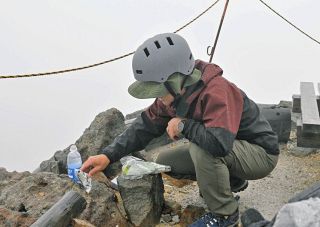 ＜御嶽山噴火10年＞山頂で慰霊　生還者ら苦悩
