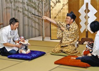 「はっけよい！」赤ちゃん150人の元気な泣き声響く　長野県護国神社で奉納泣き相撲