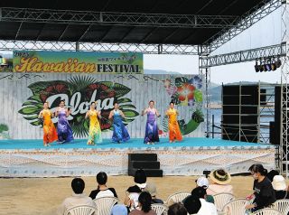 吉良の浜辺でフラダンス　30日までハワイアンフェス