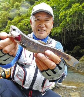 グレ 好機 モンスターにぶち切られ 三重県南伊勢町・贄浦磯：中日