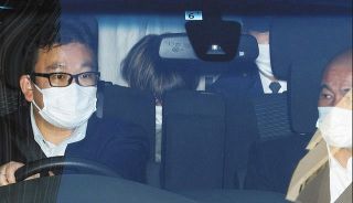 伊藤健太郎容疑者を東京湾岸署へ移送…上目遣いで報道陣を見つめながら原宿署を警察車両で出る