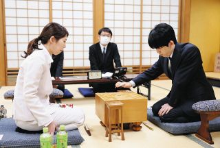 里見香奈女流王位が藤井聡太八冠に初勝利　記念対局インタビュー、互いの印象は