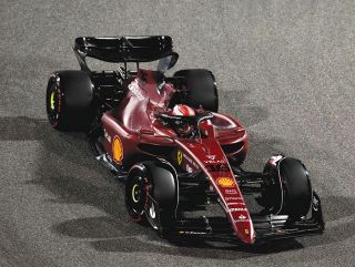 【F1】今季最初のポールポジションはフェラーリのルクレール!!　王者フェルスタッペンは予選2番手　角田裕毅は16番手【開幕戦バーレーンGP】