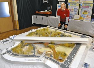 リニア長野県駅の完成予想模型を展示　予定地の飯田市で、周辺道路や駅前広場の交流施設など細かく再現