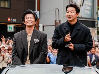 パレードの終点で沿道の人たちに挨拶する俳優の仲野太賀さん㊨と小栗旬さん