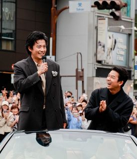 パレードの終点で沿道の人たちに挨拶する俳優の小栗旬さん㊧と仲野太賀さん