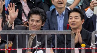 パレード前、ファンの歓声に応える俳優の小栗旬さん（左）と仲野太賀さん
