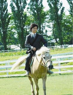 上川隆也スーツにスニーカー…斜めがけバッグ”糸村スタイル”で乗馬を披露！「馬はいいですね」