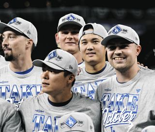 ブレーブスを破ってリーグ優勝決定シリーズ進出を決め、写真に納まるドジャースの大谷（右から２人目）、山本（左から２人目）ら＝アトランタ（共同）