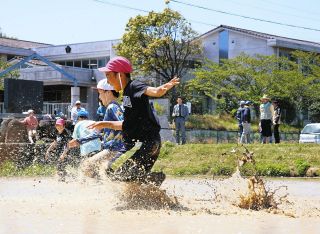鬼ごっこやドッジボールで泥だらけ　亀山・昼生小生、田植えに備え代かき