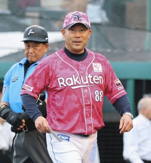 DeNA元監督・中畑清さん、背番号「70」で始球式 「本当に多くの歓声