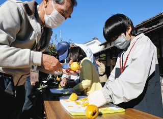 干し柿作って、茶道に触れて　大野「旧北岡田家住宅」で大正・昭和の文化を児童ら体験